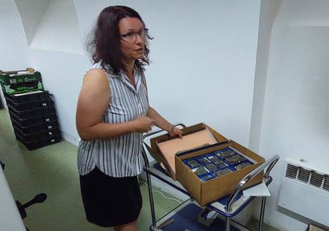 A person holding a box

AI-generated content may be incorrect.