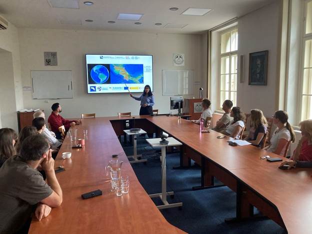 A person giving a presentation to a group of people

AI-generated content may be incorrect.
